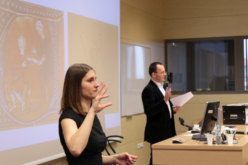 Na zdjęciu Joanna Augustyniak, tłumaczka języka migowego oraz dr Wiktor Szymborski, prowadzący wykład, fot. Mariusz Kopiejka 