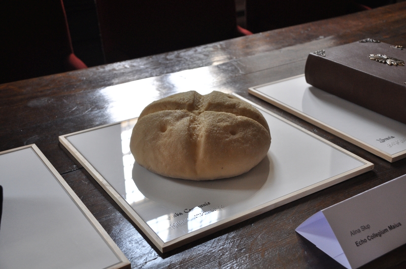 Chleb symbolizujący Stubę Communis. Fragment pracy Aliny Słup Echo Collegium Maius.