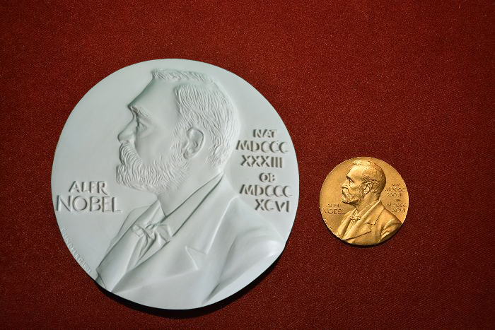 Medal Nagrody Nobla Wisławy Szymborskiej – powiększona replika i oryginał. 