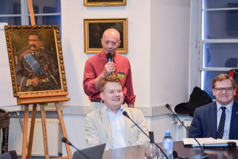 Zdjęcie nr 2 (8)
                                	                                   Prof. dr hab. Jerzy Silberring rozpoczyna wykład Od czekolady do morfiny.
                                  
